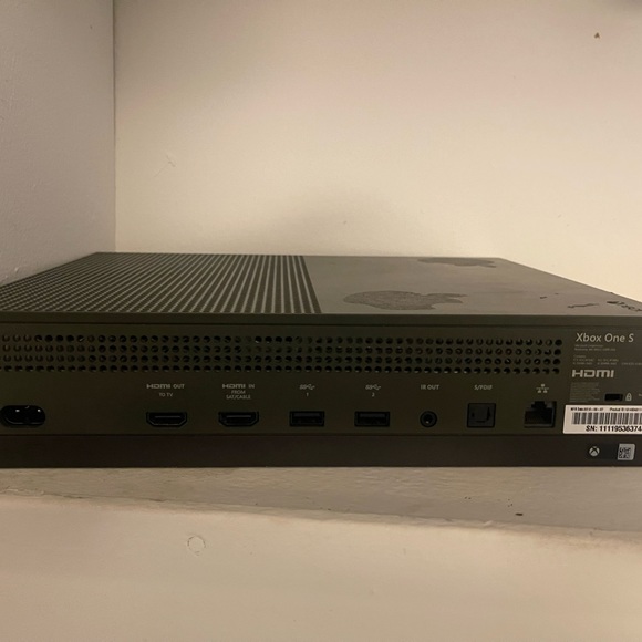 Will come with remote, power cord and a hdmi cord. This is also barely used.